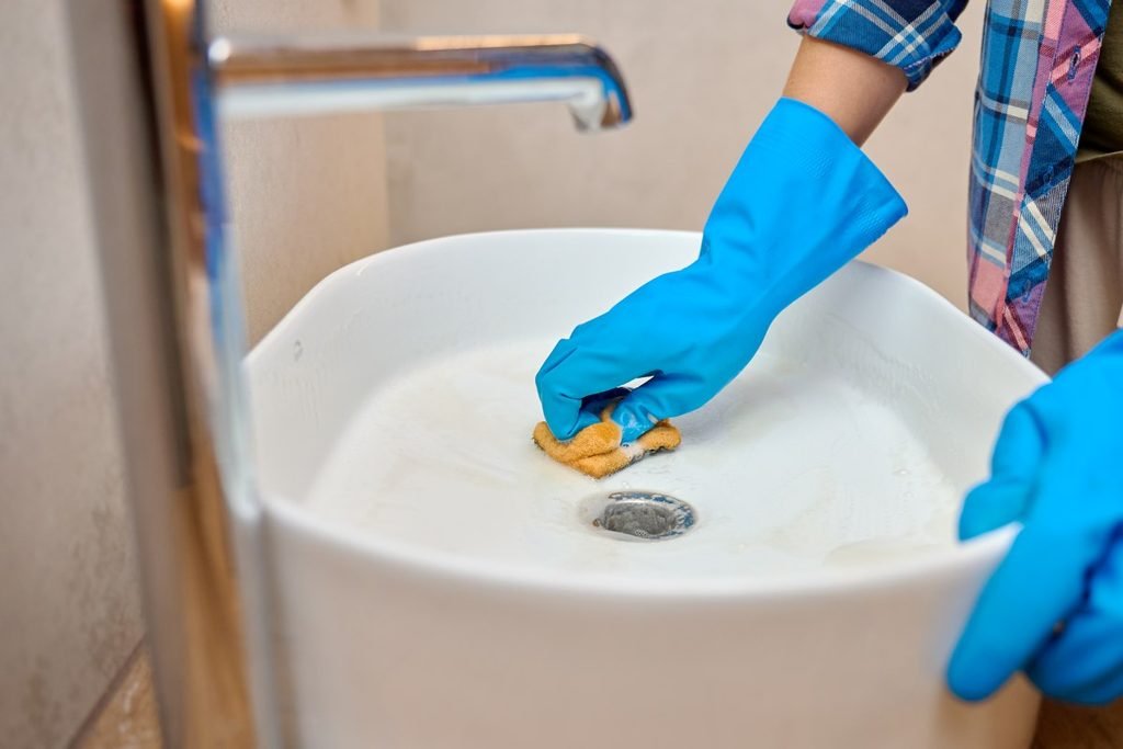 kitchen sink scrubing